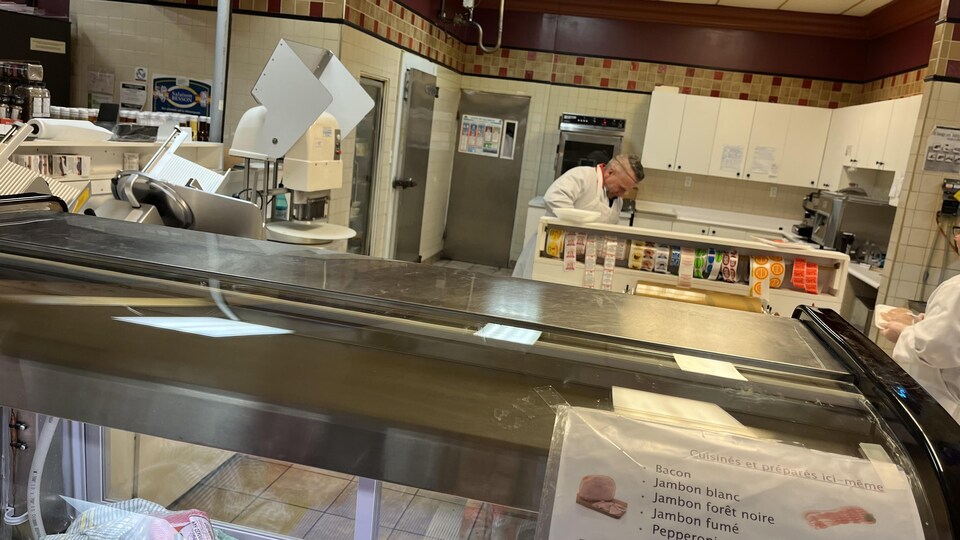 Carol Potvin entrain de travailler dans son épicerie.