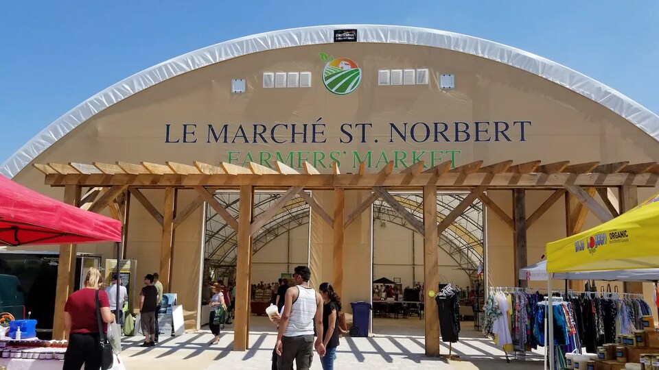 L'entrée de la structure couverte du marché Saint-Norbert.