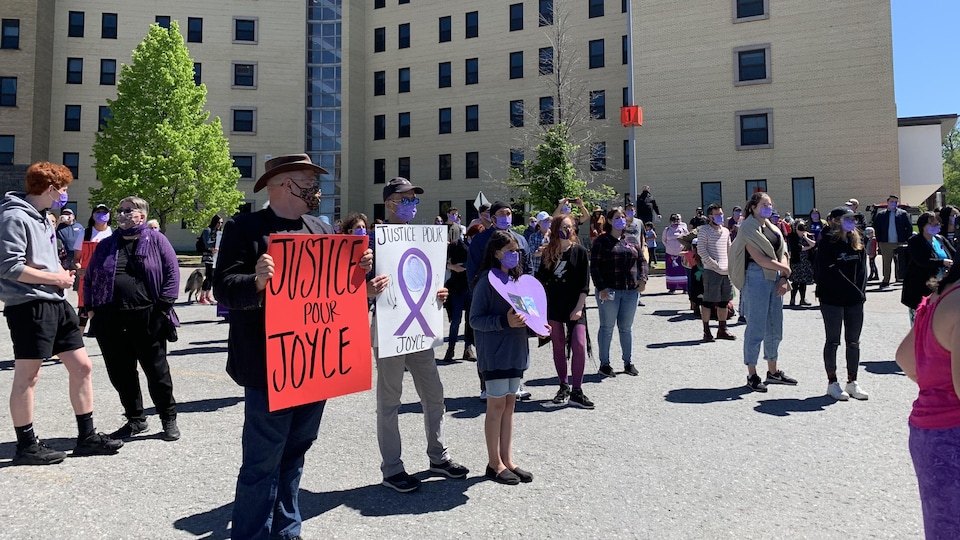 Une foule devant l'hôpital et des pancartes en soutien à Joyce Echaquan.