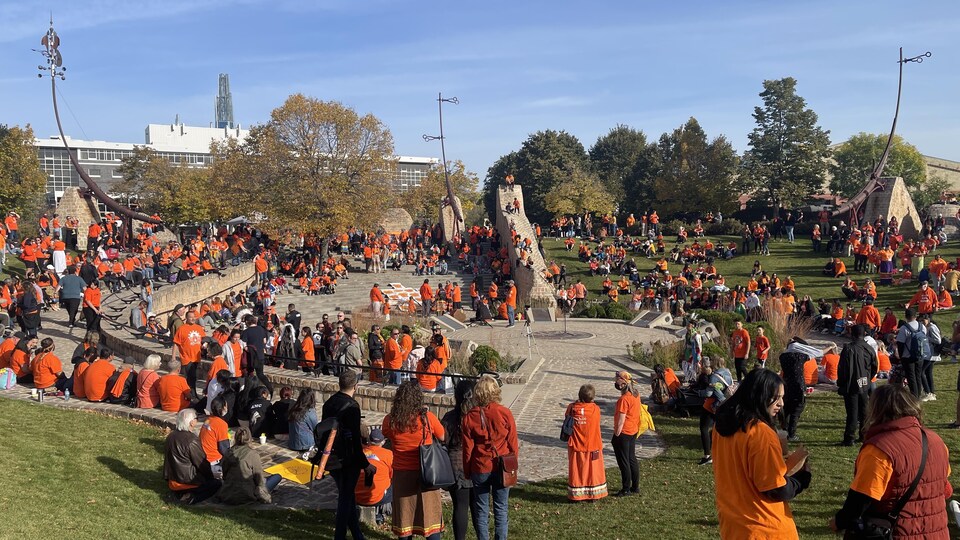 Des gens habillés en orange à La Fourche, à Winnipeg.