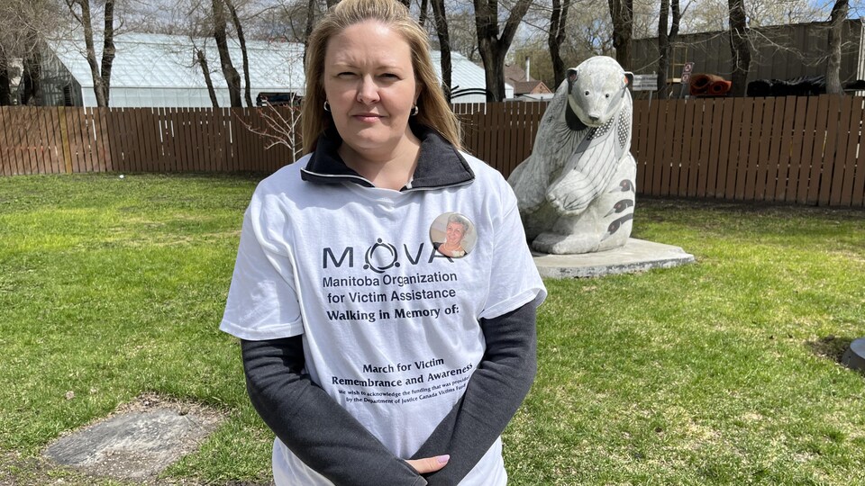 Janine Gosselin derrière le Palais législatif à Winnipeg, le 15 mai 2022. 
