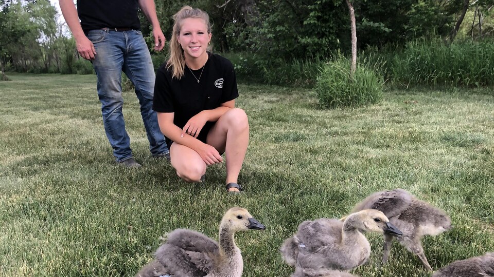 Marci LeBlanc avec son père devant des bernaches.