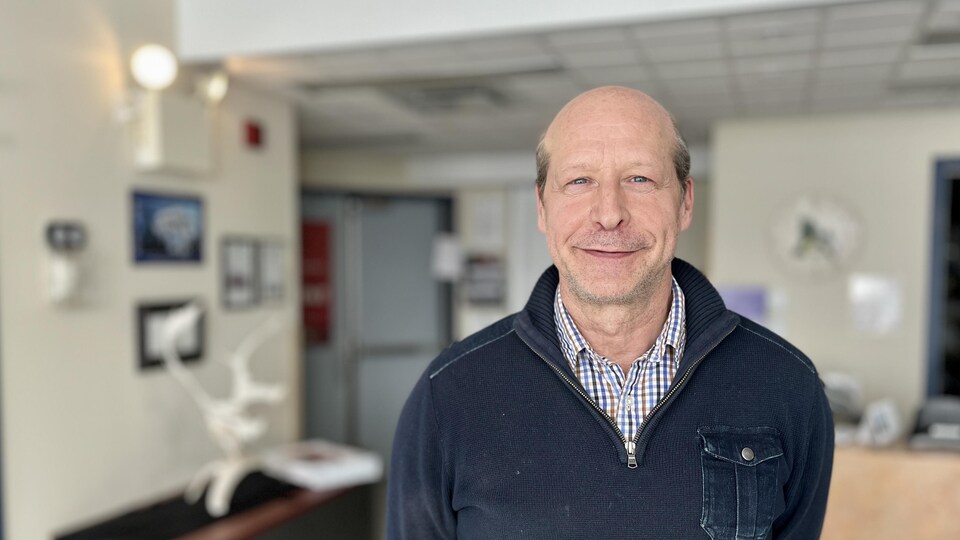 Portrait de Marco Audet, avec une chemise et un pull. Photo prise en mars 2023. 