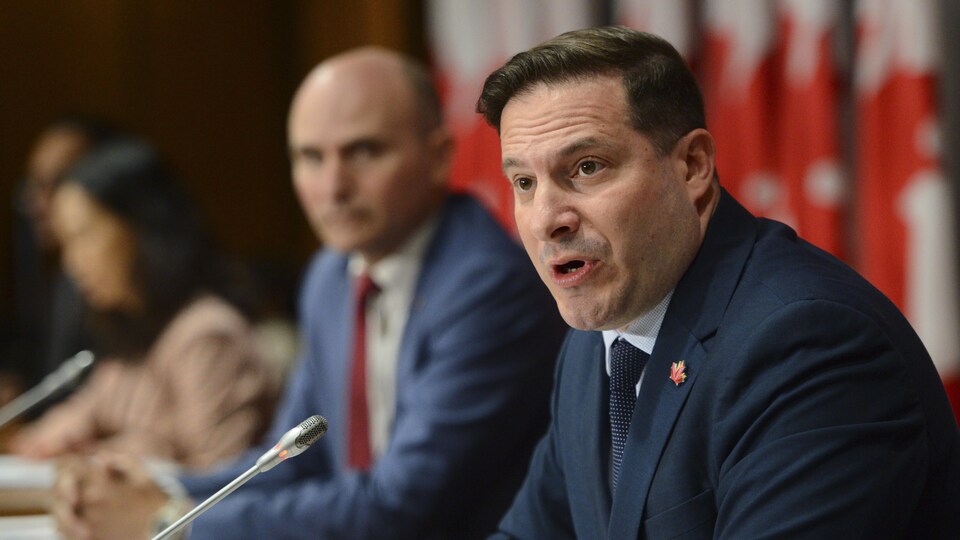 Le ministre Mendicino répond à une question.