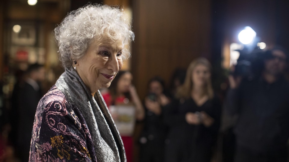 Margaret Atwood, devant des photographes sur le tapis rouge d'un événement.