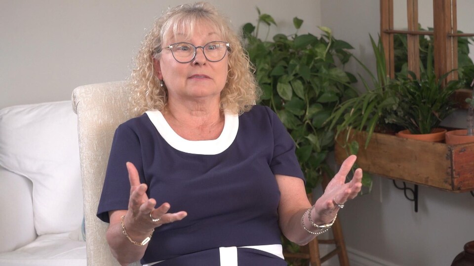 Marguerite Blais répond aux questions de la journaliste Madeleine Roy.