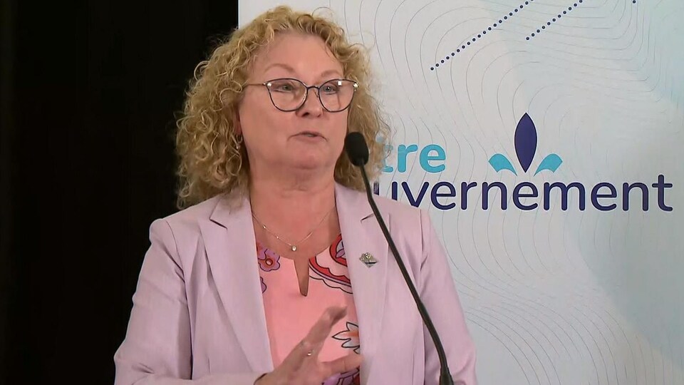 Marguerite Blais s'adresse aux journalistes.