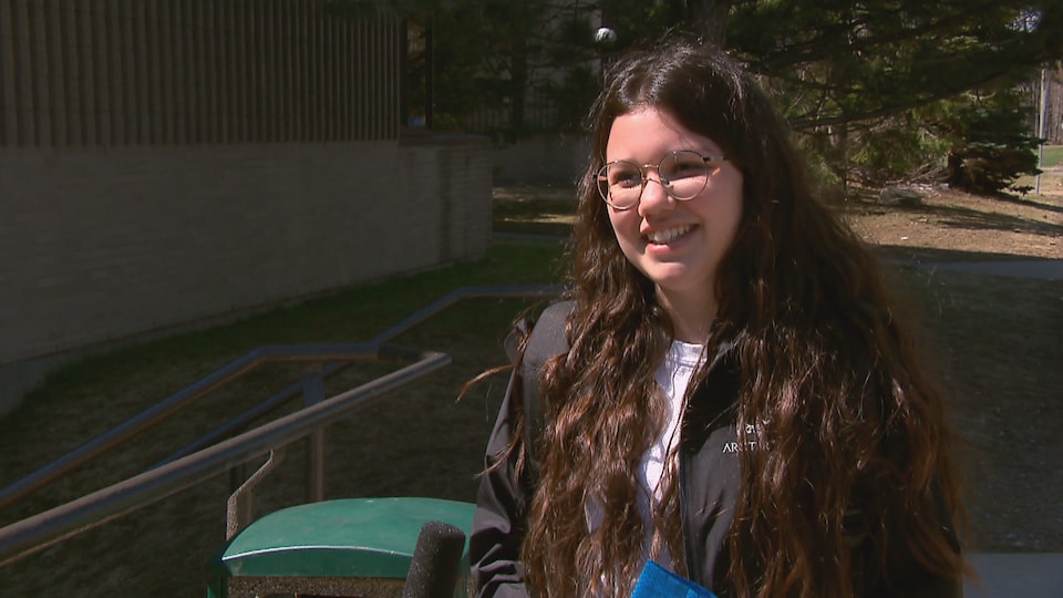 Une élève de 5e secondaire du Collège Jésus-Marie, à Québec, lors d'une entrevue à l'extérieur le 6 mai 2020.