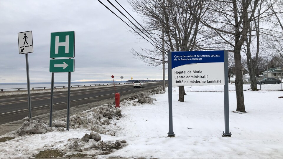 Affiche de l'hôpital sur le bord de la 132.