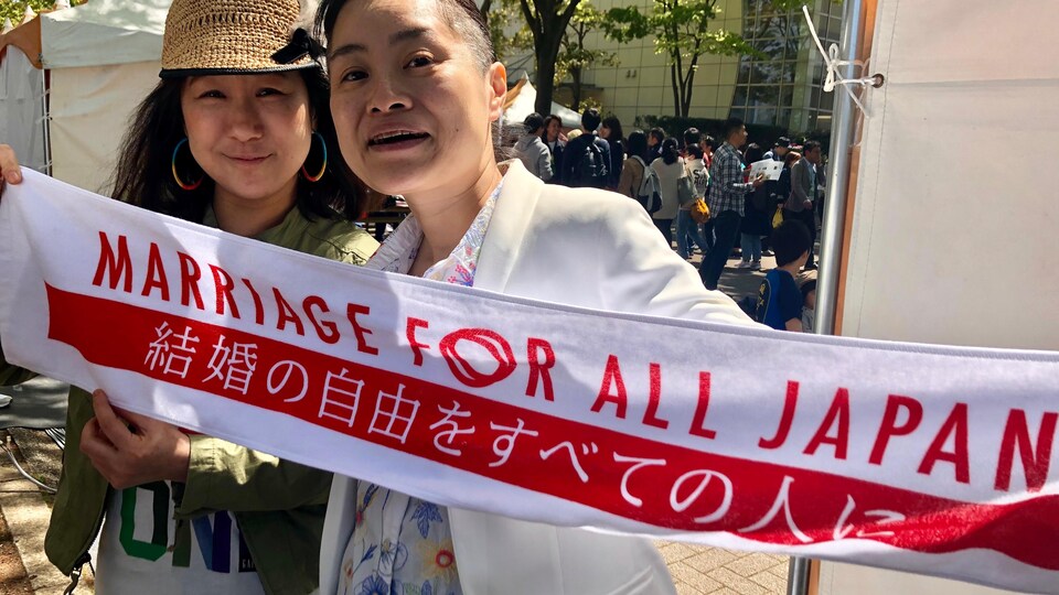 Halou Ono et Asami Nishikawa, l'un des 13 couples qui poursuivent le gouvernement japonais pour réclamer la légalisation du mariage homosexuel au pays.