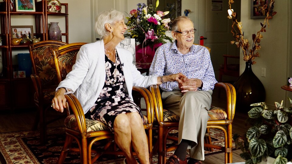 Couple âgé souriant.