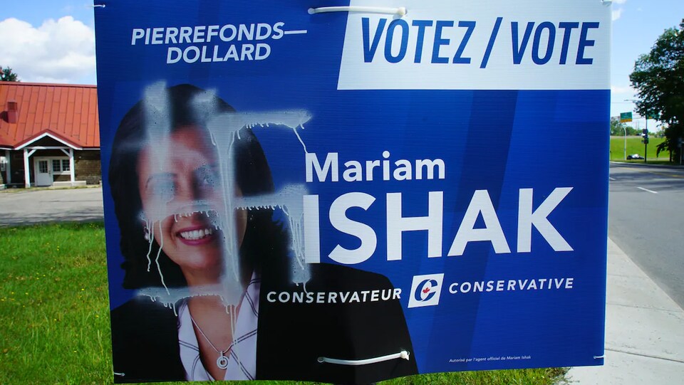 Une pancarte de Mariam Ishak vandalisée avec une croix gammée.