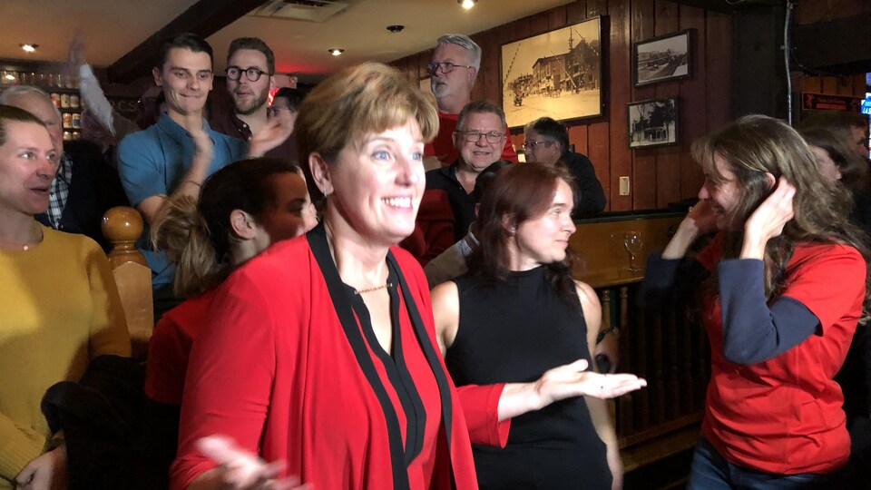 La libérale Marie-Claude Bibeau célèbre sa victoire.