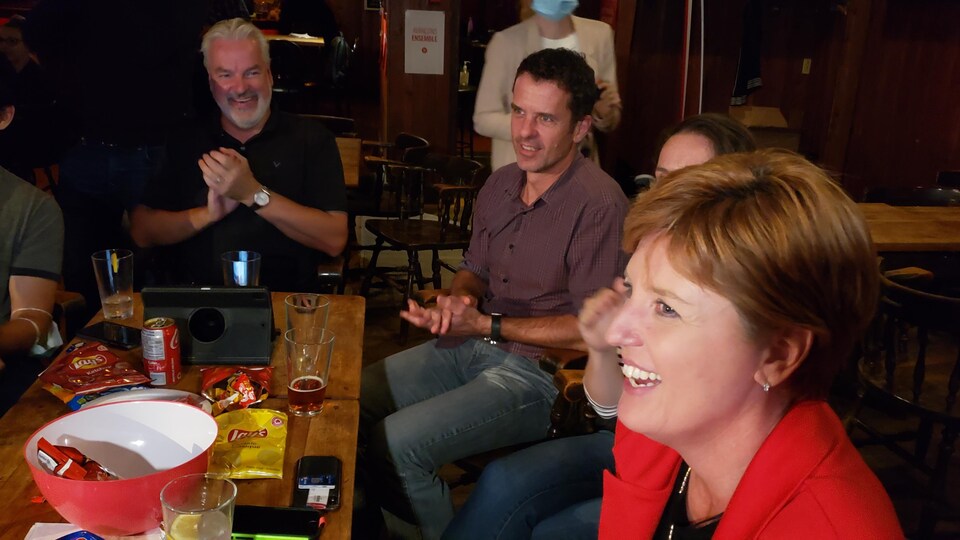 Marie-Claude Bibeau entourée de sa famille.