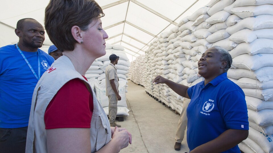 La ministre Marie-Claude Bibeau visite le centre de logistique du Programme alimentaire mondial, en Haïti