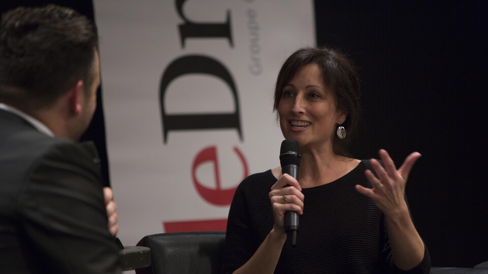 La directrice générale du Mouvement d'implication francophone d'Orléans (MIFO), Marie-Claude Doucet.est assise sur la droite de l'image.