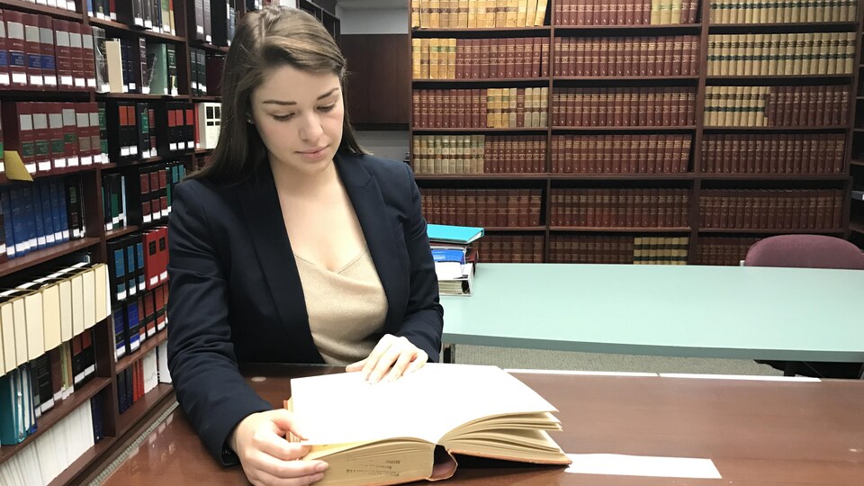 Une femme étudie le droit dans l'une des bibliothèques de l'Université de la Saskatchewan.