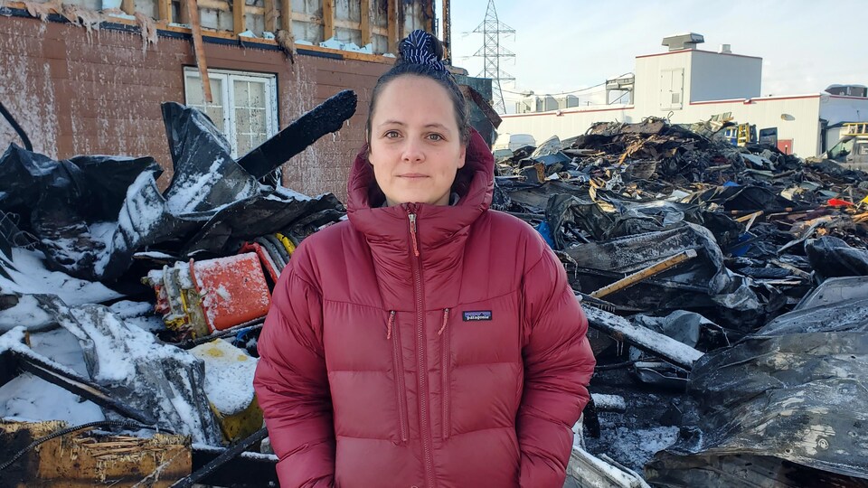 Ève Boucher sur le site de l'incendie au lendemain du drame.