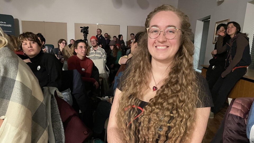 Marie-Ève Lajeunesse-Mousseau dans la salle du conseil municipal de Rimouski.