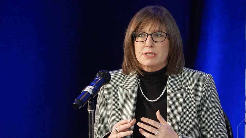 Marie-Eve Proulx, en conférence de presse à Rivière-du-Loup.