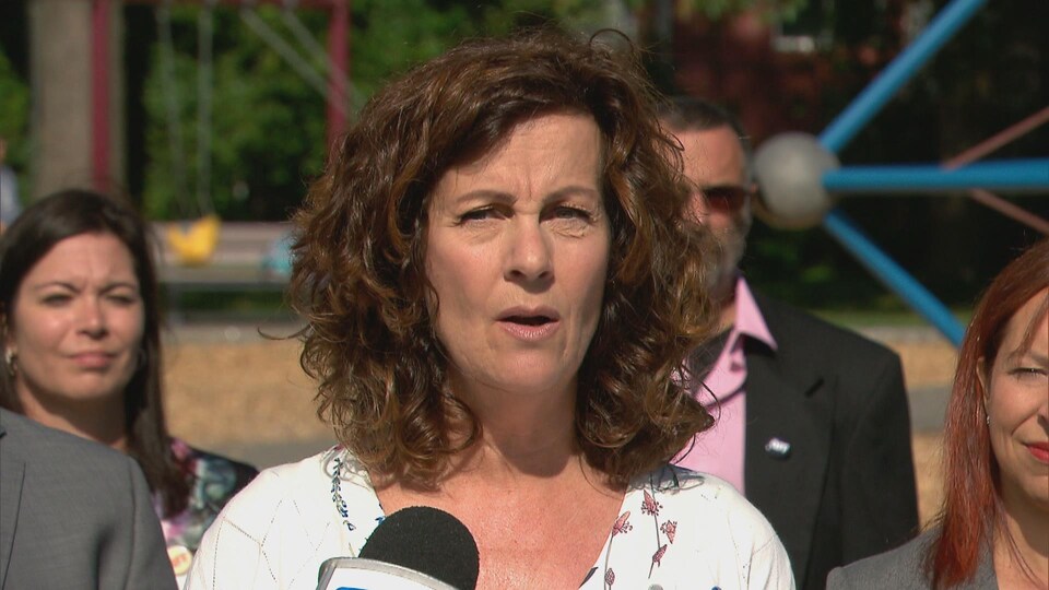Marie France Trudel au micro lors de l'annonce de sa candidature pour le parti Québec Forte et Fière devant des collègues.