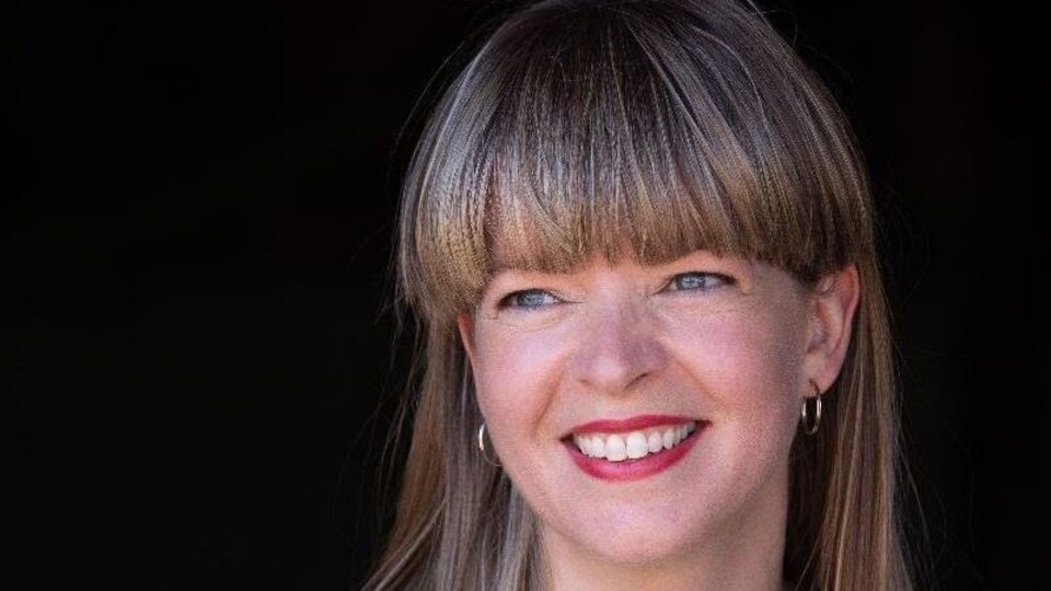 Portrait d'une femme souriante.