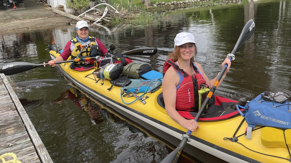 Marie-Hélène Lance et Sylvie Harvey dans leur kayak double.