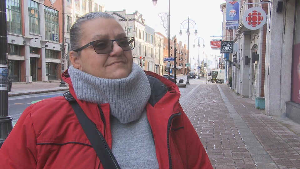 Une femme vêtue d'un manteau rouge.