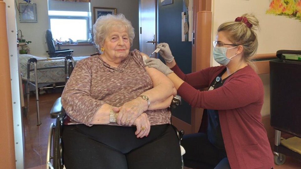 Marie-Josephe Bolduc reçoit un vaccin.