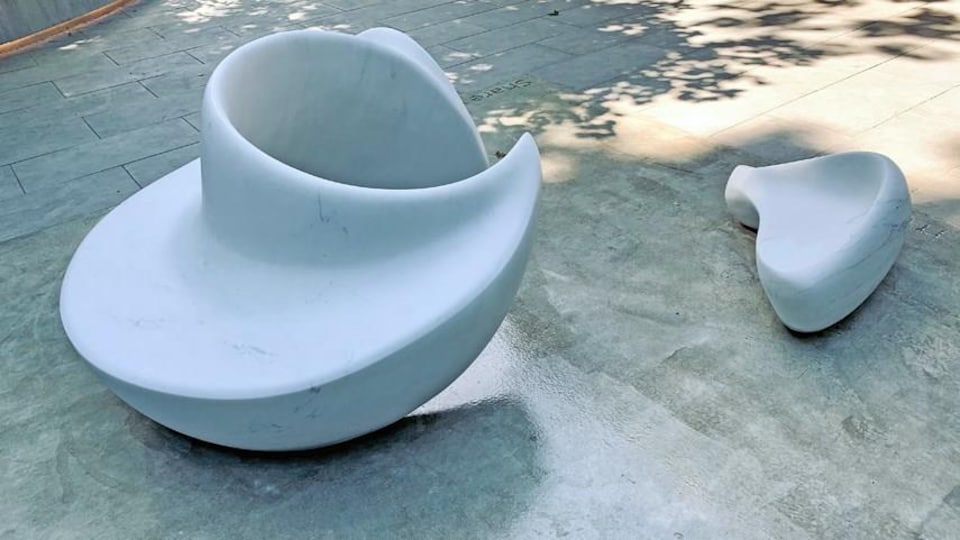 une sculpture abstraite dans une cour.