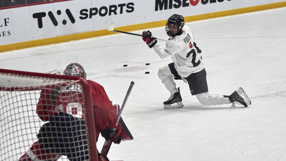Marie-Philip Poulin qui effectue un tir.