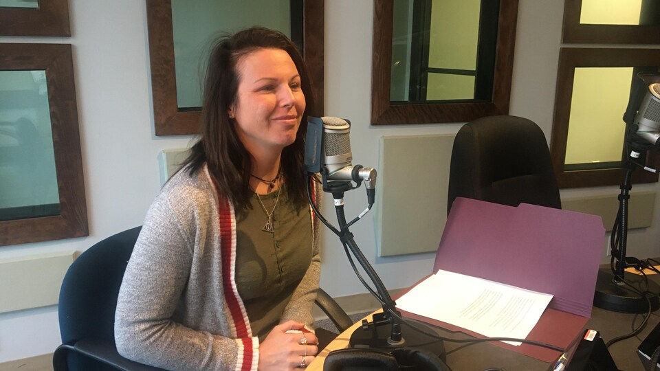 Marie-Pier Giasson parle au micro dans le studio de radio. 