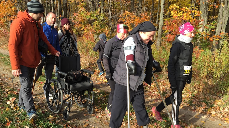 L'artiste peintre Marisol Saint-Onge a réalisé tout un exploit dimanche matin. Elle a participé à une course de 3 kilomètres, alors qu'elle est amputée des deux bras et des deux jambes.