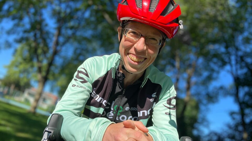 Marielle Bouchard pose sur son vélo.