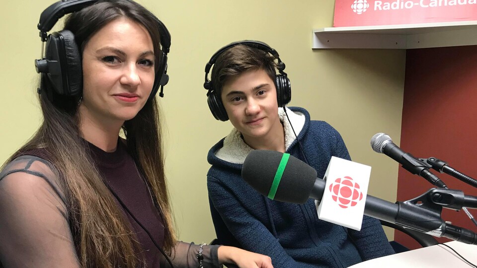 Une femme et un adolescent donnent une entrevue dans nos studios de Val-d'Or.