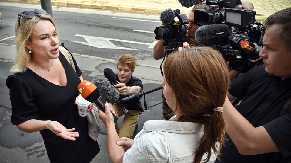 Marina Ovsiannikova parle à des journalistes.