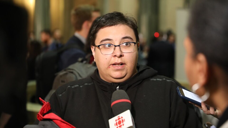 Marina Pelletier est en train de répondre aux questions des journalistes à l'Assemblée législative à Regina.