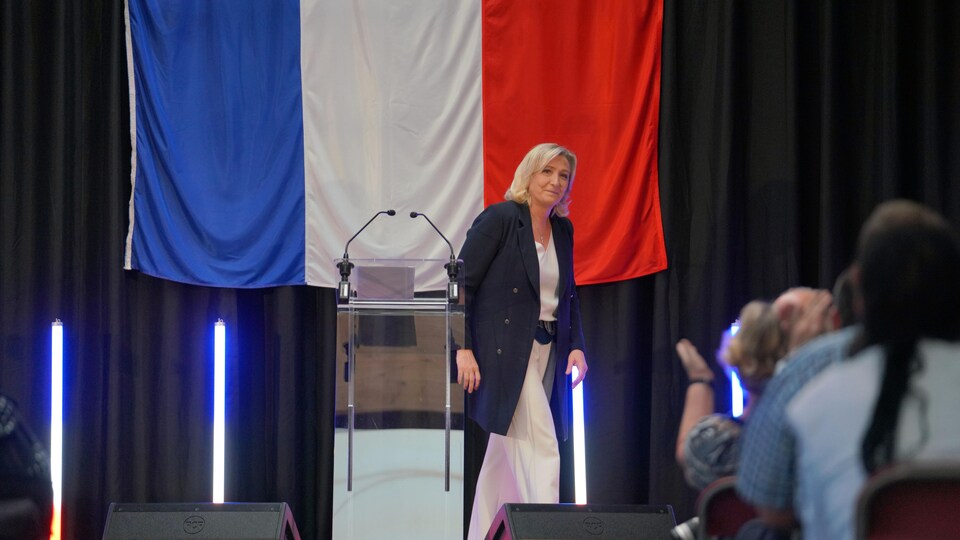 Marine Le Pen quittant l'estrade.