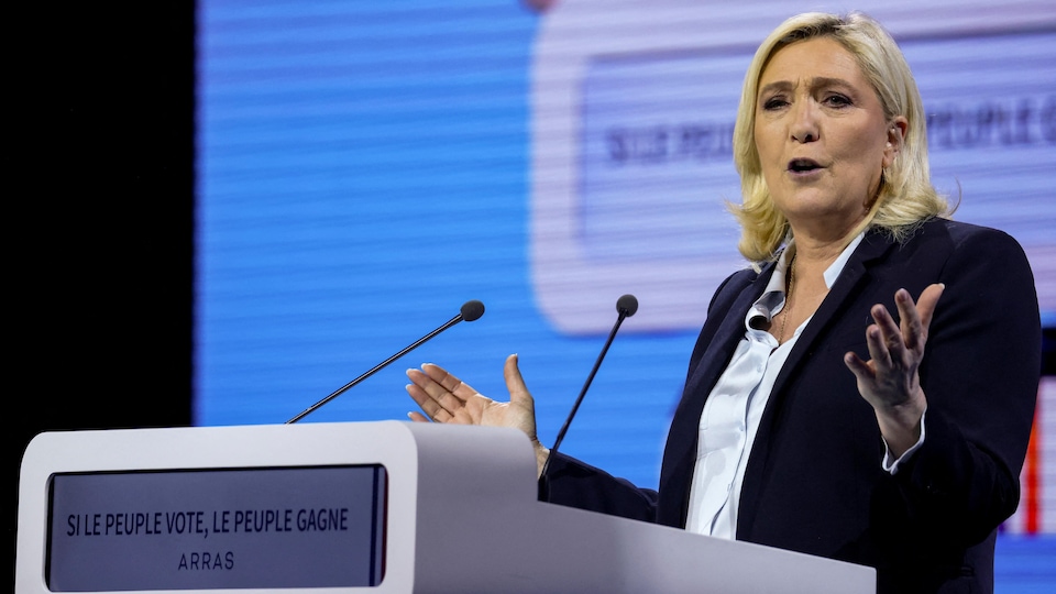 Marine Le Pen prononce un discours.