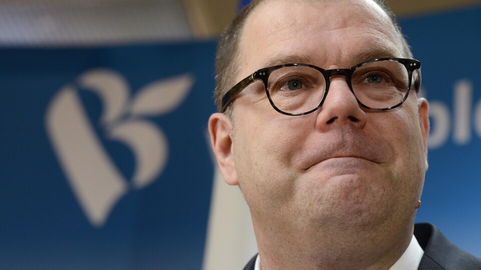 Mario Beaulieu devant un logo du Bloc québécois.