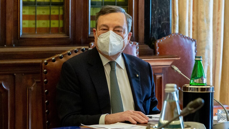 M. Draghi à son bureau.