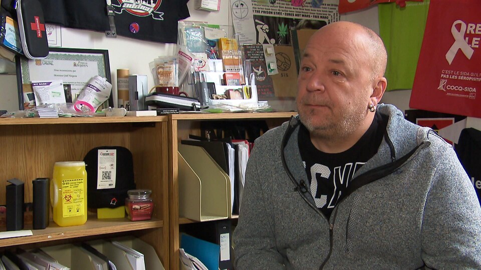 Mario Gagnon accorde une entrevue à Radio-Canada à l’intérieur de son bureau.