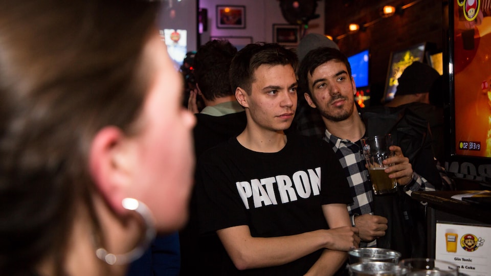 Félix Locas observe la course d'une participante au tournoi de Mario Kart d'Arcade Mtl.