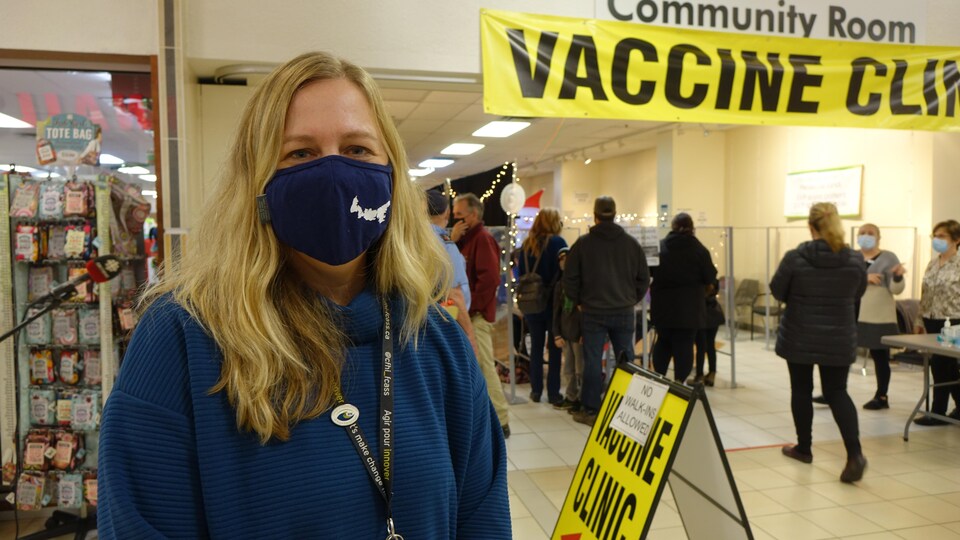 La cheffe des soins infirmiers, Marion Dowling, pose pour la photo devant la clinique de vaccination.