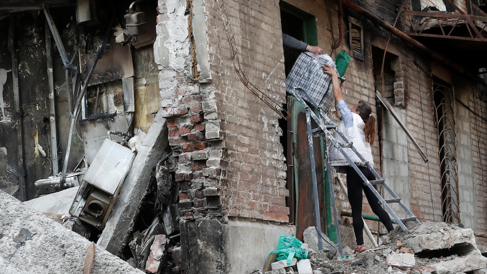 Edificio residencial completamente destruido por los bombardeos en Ucrania.