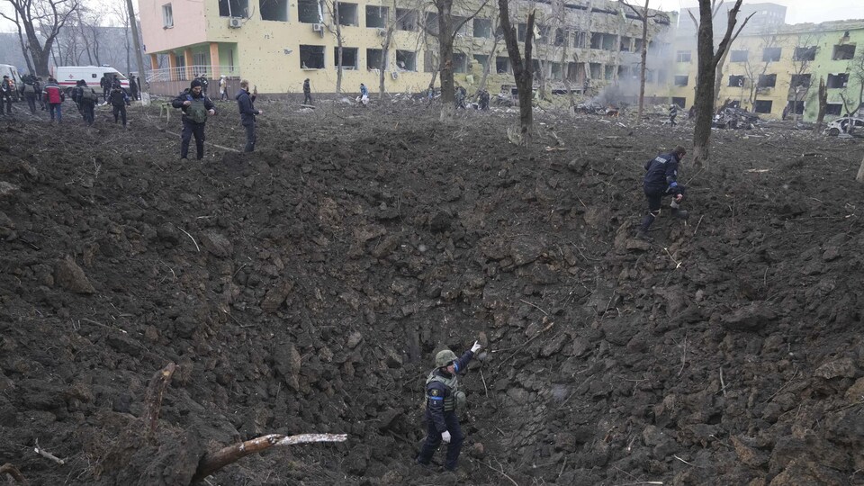 Un hombre en el fondo de un agujero de varios metros de diámetro.