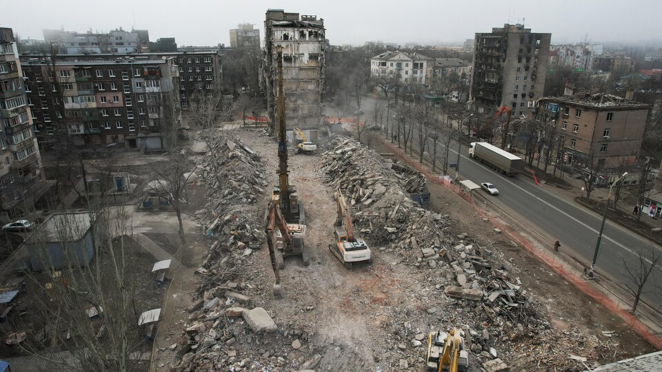 Un chantier de démolition d'un immeuble détruit par les bombes.