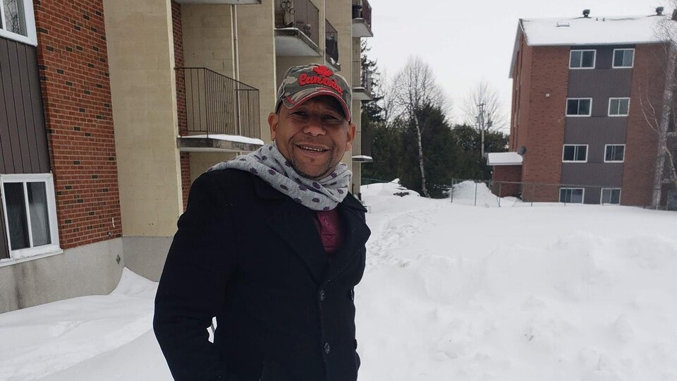 Un homme dans la neige avec une casquette du Canada