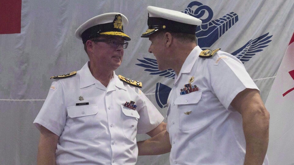 Le vice-amiral Mark Norman (à gauche) et le vice-amiral Ron Lloyd (à droite), en uniforme, lors de la cérémonie de transfert de responsabilité en juin 2016 à Ottawa.