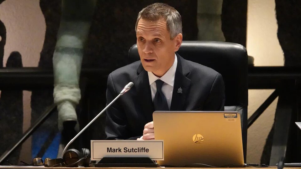 Le maire d'Ottawa, Mark Sutcliffe, lors d'un conseil municipal.